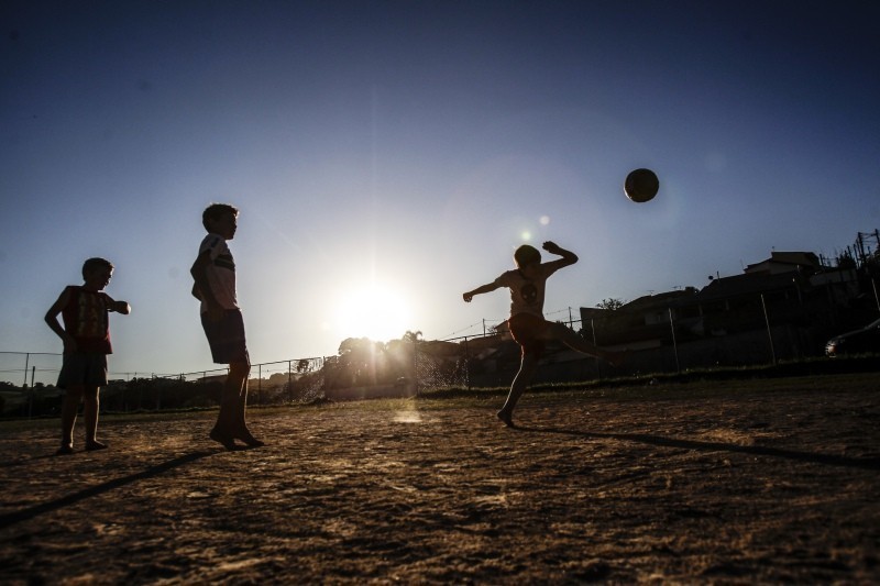 Qual é a origem da palavra “pelada” no futebol?