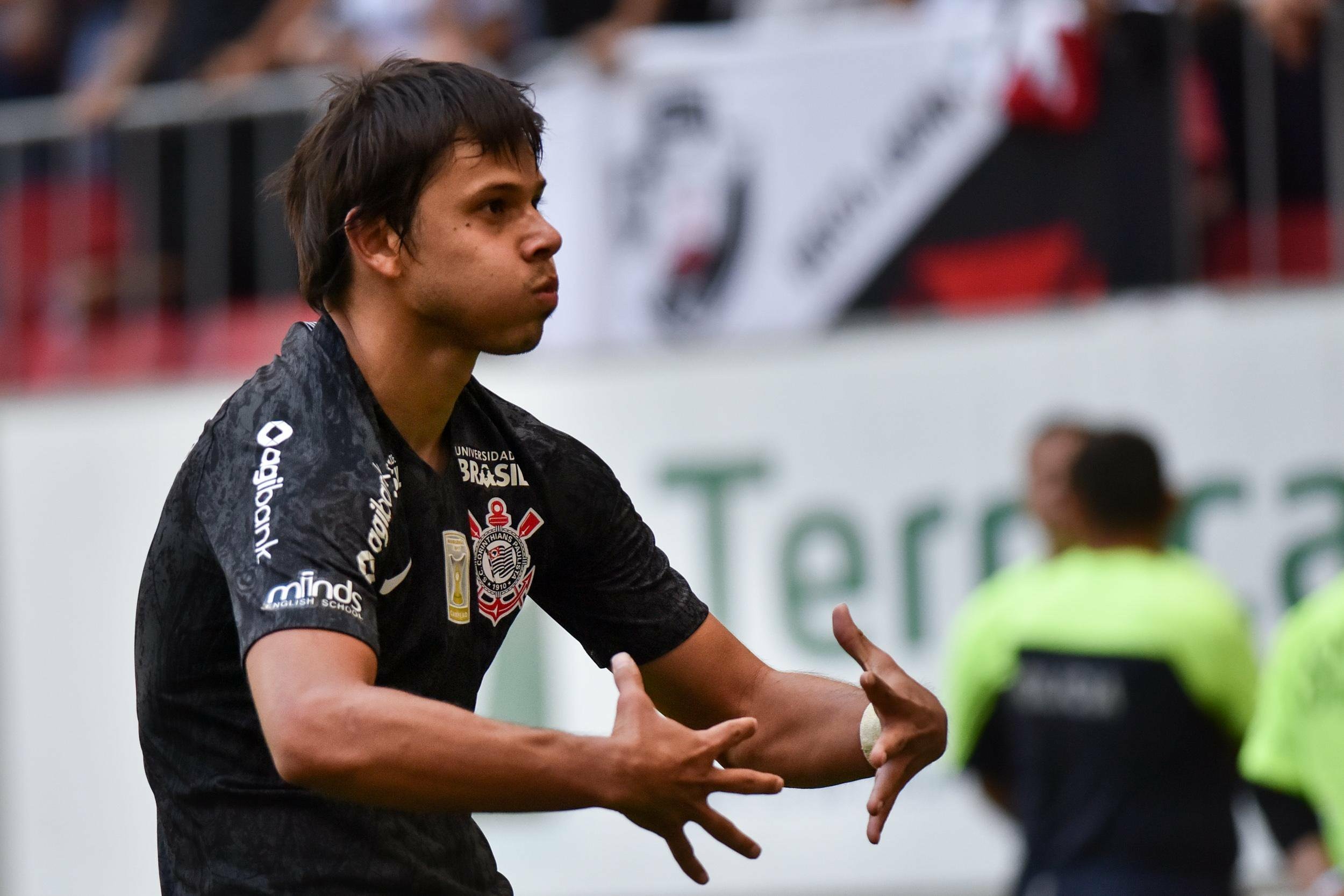Com os três gols marcados em Brasília, Romero chegou aos 37 pelo Corinthians e passou Ronaldo Fenômeno, que foi homenageado pelo paraguaio na comemoração do último tento (Reprodução/Globoesporte.com)