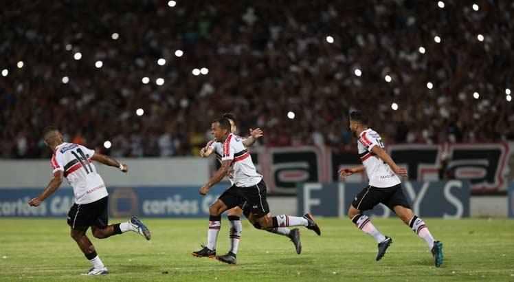 Em Arruda lotado, Santa Cruz derrota o Operário e dá primeiro passo ao acesso