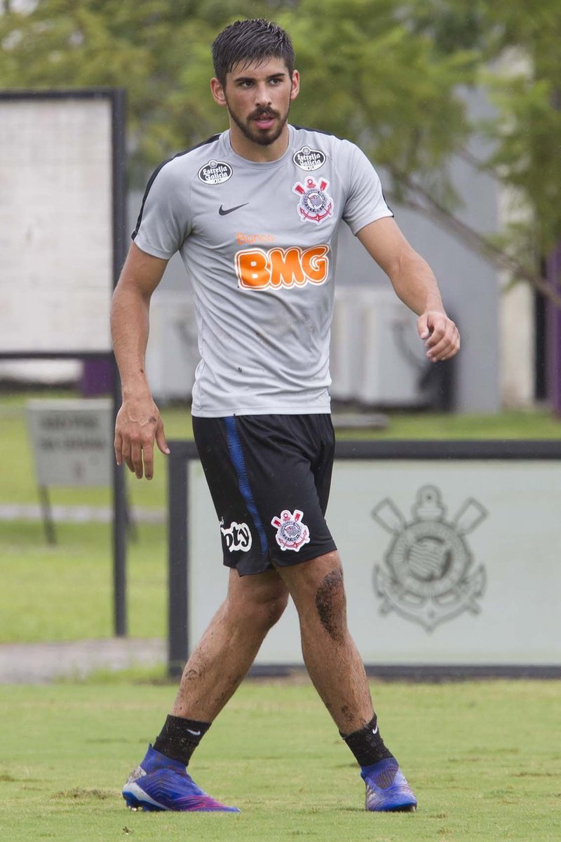 Bruno Méndez será titular da zaga do Corinthians