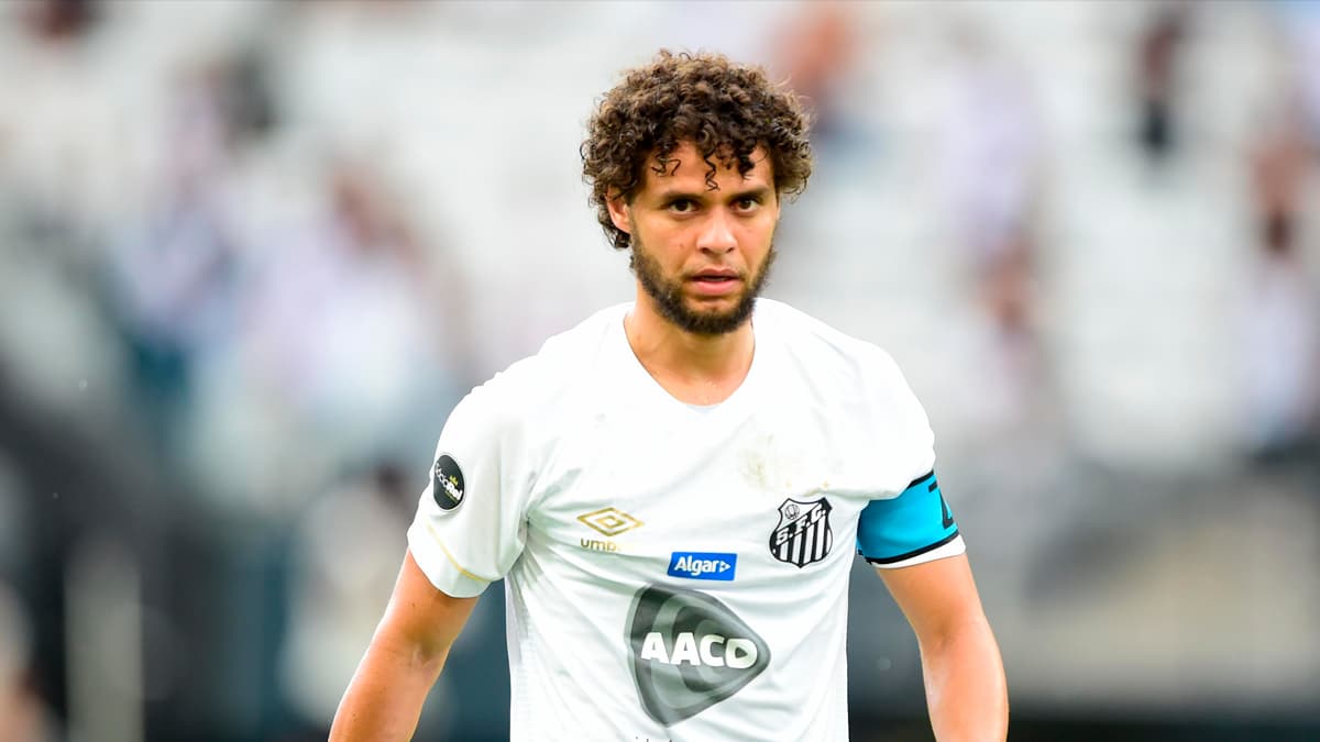 Grêmio anuncia Victor Ferraz e quer Caio Henrique