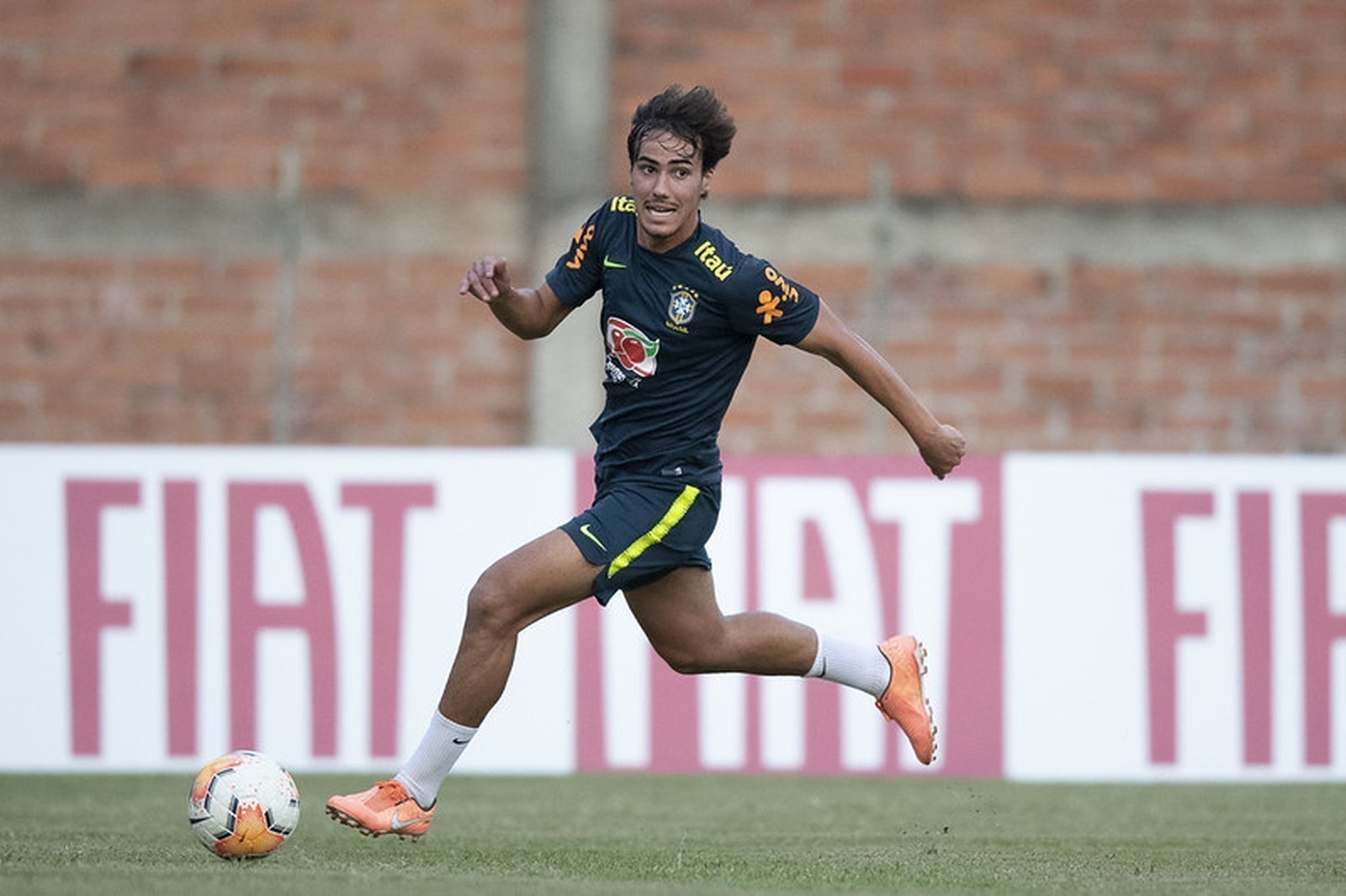 Cobiçado na Europa, Igor Gomes busca tirar passaporte português