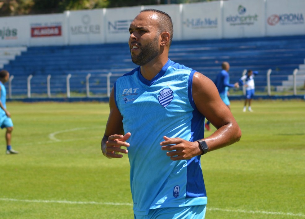 Solidário, Alecsandro abre mão de salário para ajudar as finanças do CSA