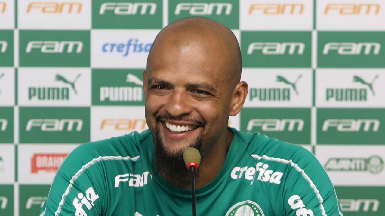 Felipe Melo vê corintiano em live e oferece empréstimo para pagar luz