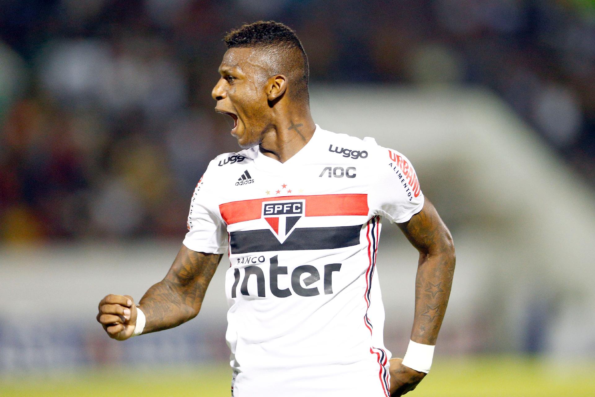 Zagueiro assina renovação com São Paulo até 2024