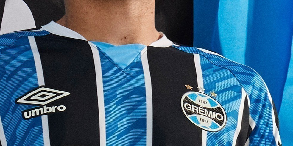 Grêmio lança novos uniformes com as duas camisas listradas