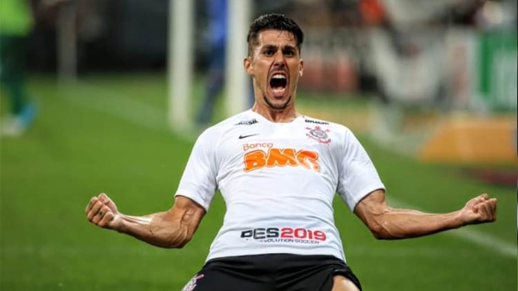 Danilo Avelar, o Avelenda, completa 31 anos