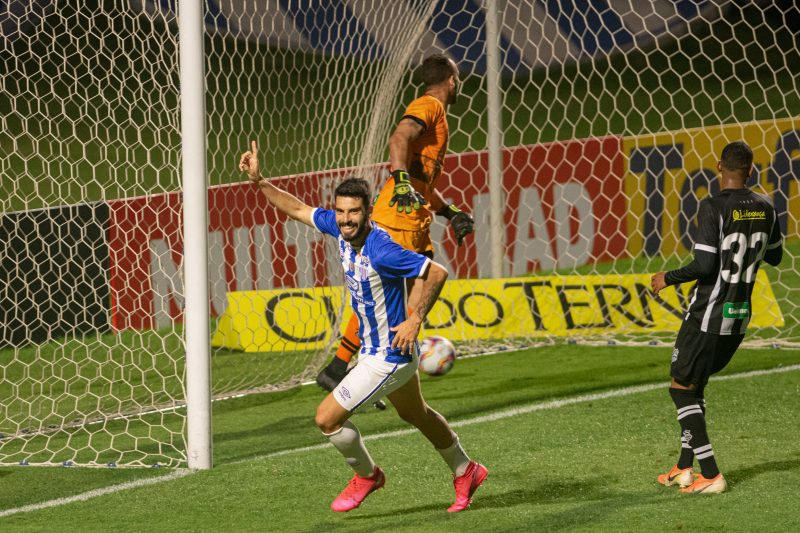 Em clássico polêmico, Avaí vence Figueirense e encerra tabu contra rival na Série B