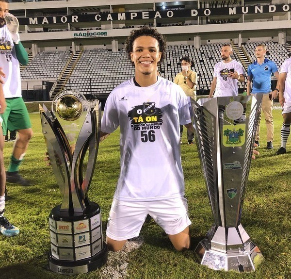 Corinthians fecha contratação de lateral-esquerdo que esteve na mira do Palmeiras