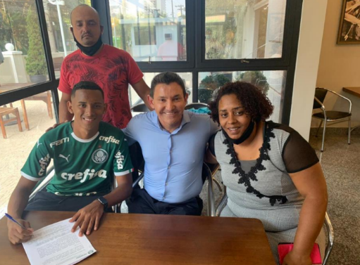 Palmeiras aposta na base e fecha contrato com jovem zagueiro