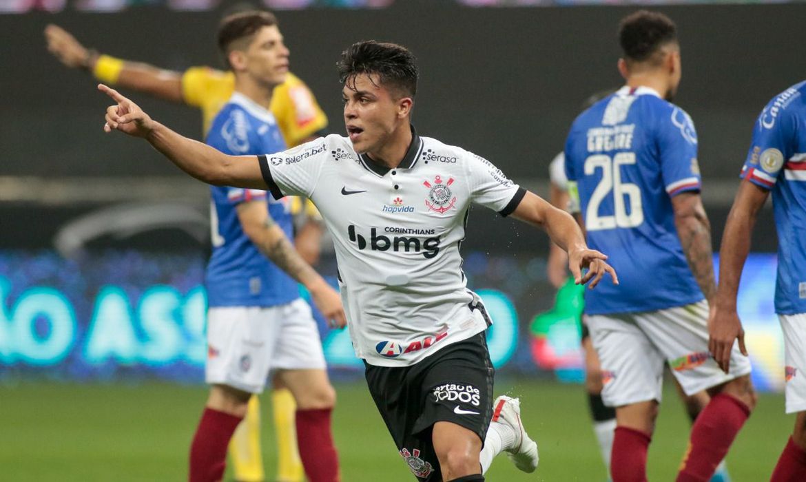 Em jogo de cinco gols, Corinthians vence Bahia no Brasileirão