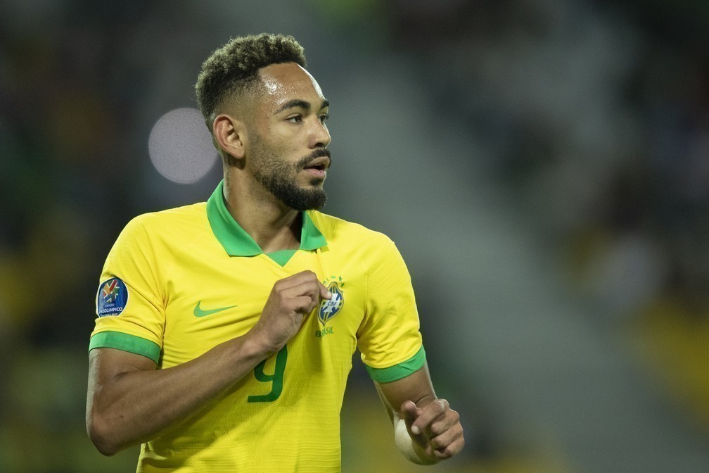 Tite anuncia corte de Gabriel Jesus e convocação de Matheus Cunha