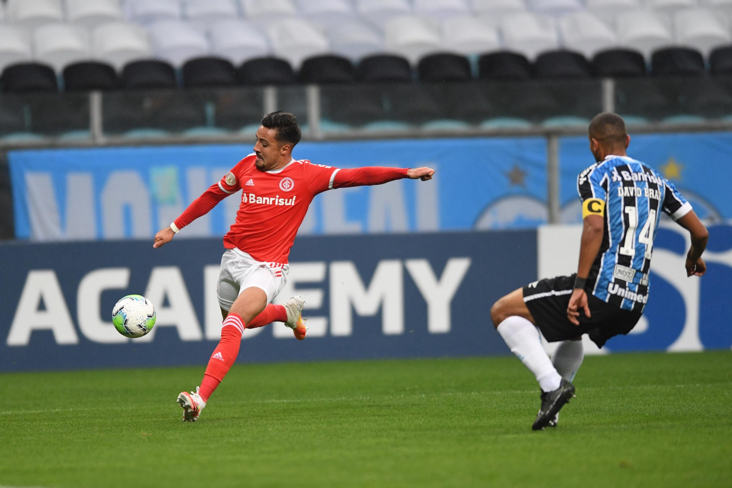 Gre-Nal (novamente) polêmico! Mesmo com dois expulsos, Inter volta a marcar, mas fica no empate com Grêmio