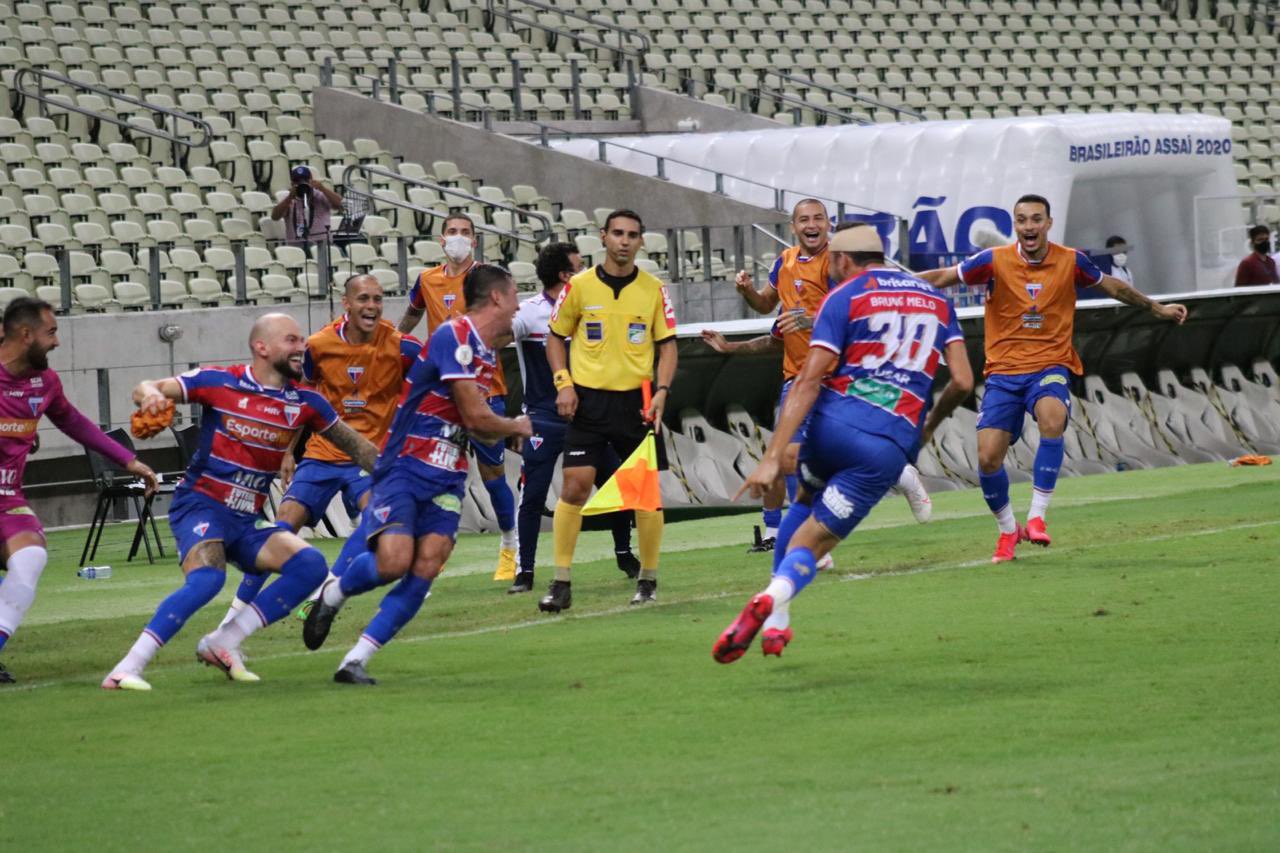 Com menos um em campo, Fortaleza vence o líder Atlético-MG em casa