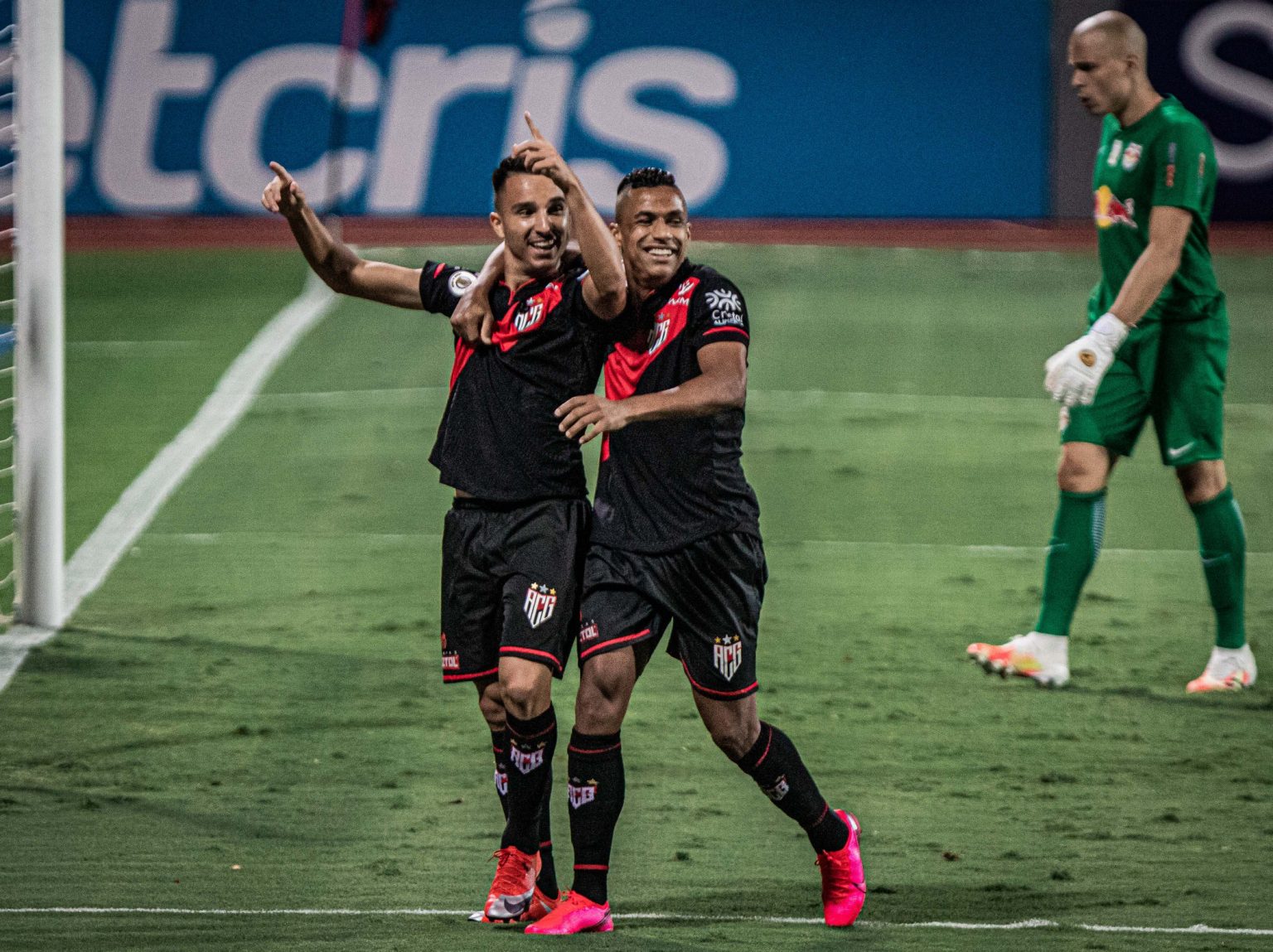 Atlético-GO ganha do Bragantino na bacia das almas, em casa