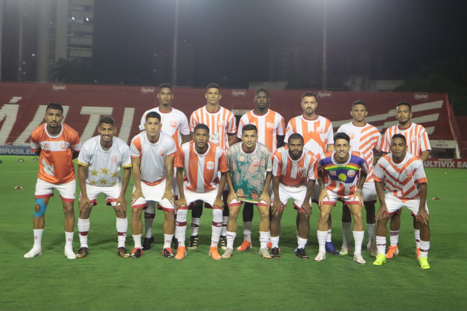 Jogadores do Náutico entram em campo vestindo uniformes desenhados por pequenos torcedores