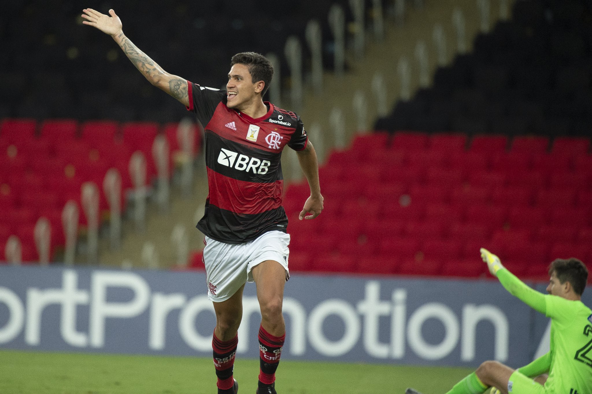 Flamengo insiste e vira sobre Goiás no último minuto de jogo