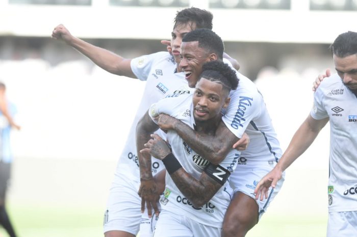 Marinho brilha de novo, e Santos bate Grêmio
