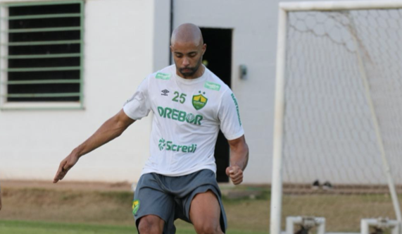 Destaque no Cuiabá, Romário comemora 11 anos de estreia como profissional