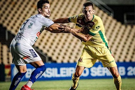 Confiança vence Sampaio Corrêa e sobe na classificação da Série B