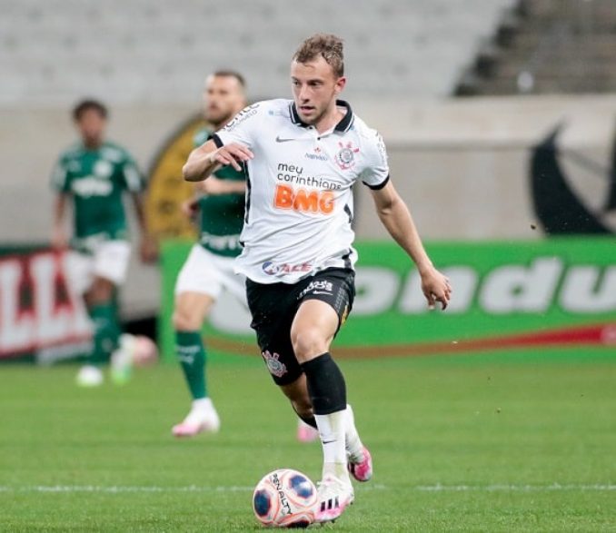 Corinthians emite nota retificando informações da venda do lateral Carlos Augusto; confira