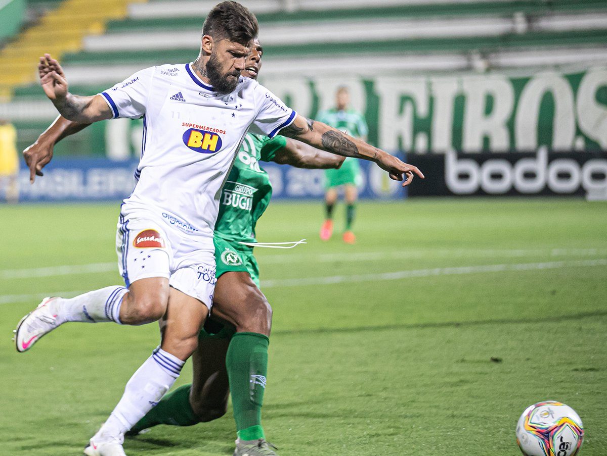 Cruzeiro derrota Chapecoense fora de casa e cessa sequência invicta do líder