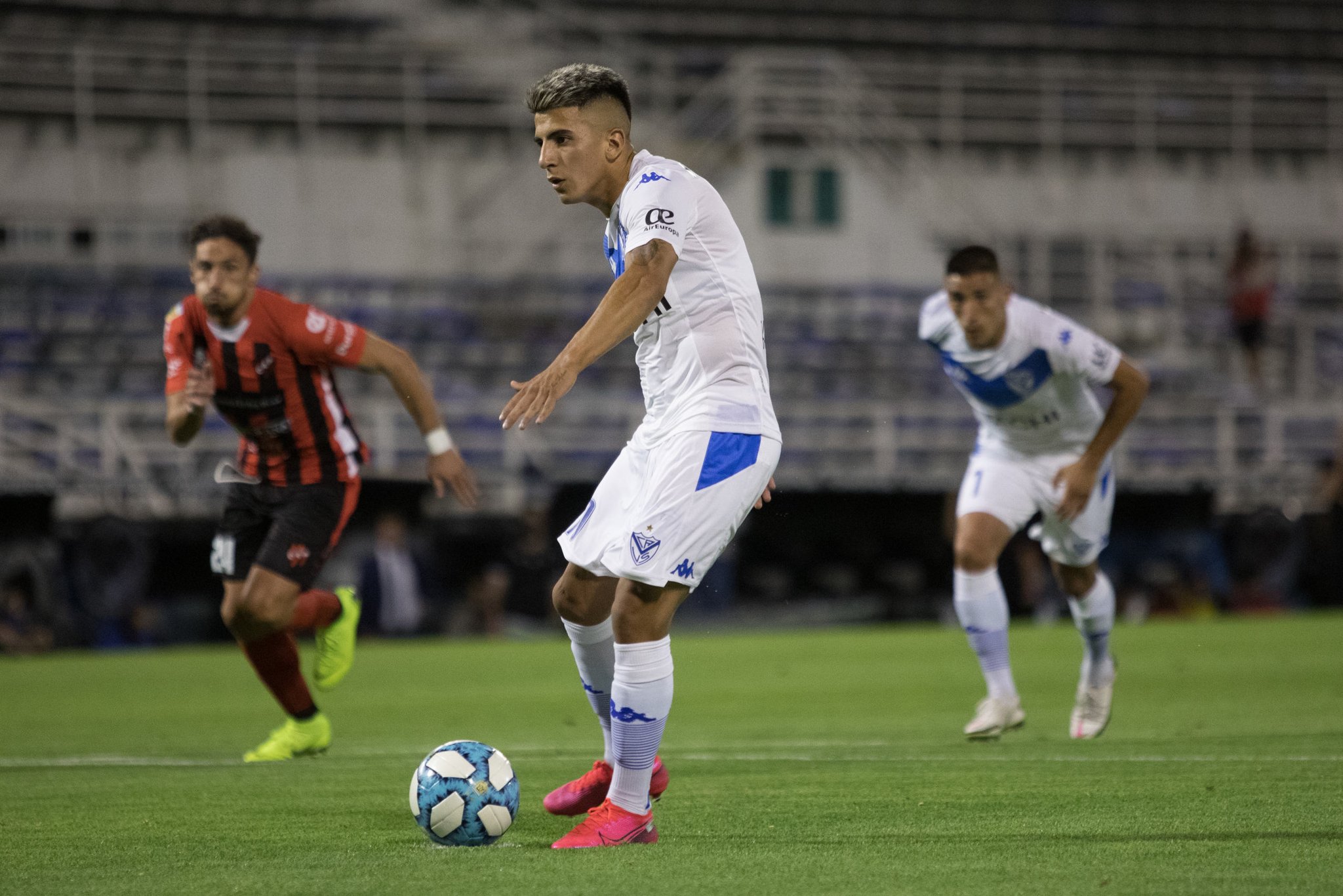 Vélez vence Patronato e fica na vice-liderança no Argentino