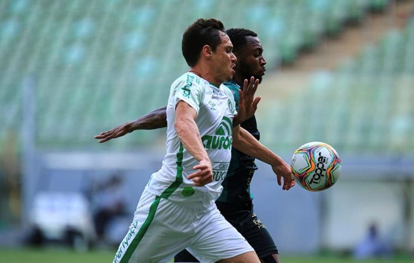 Duelo de líderes: América-MG e Chapecoense empatam em jogo polêmico