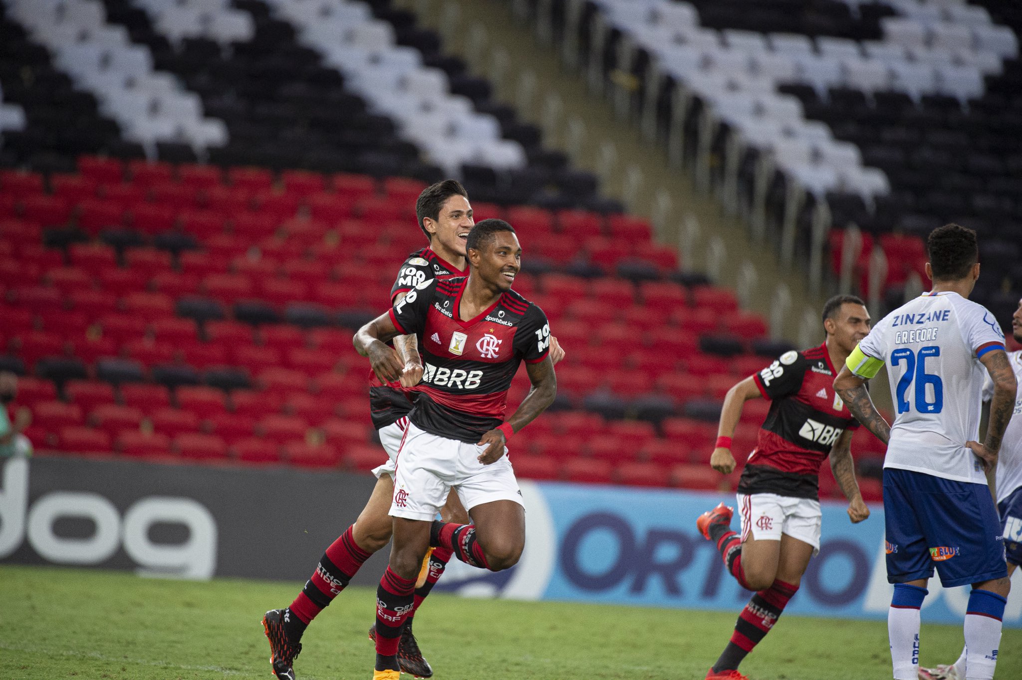 Flamengo vence de virada em duelo eletrizante no Maracanã