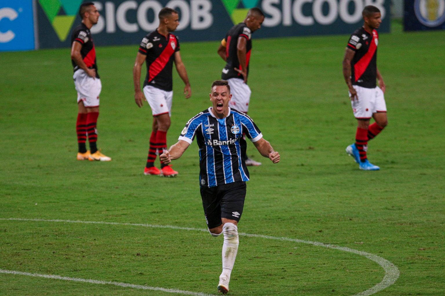 Grêmio vence Atlético-GO e mantém série invicita no Brasileirão Série A 2020