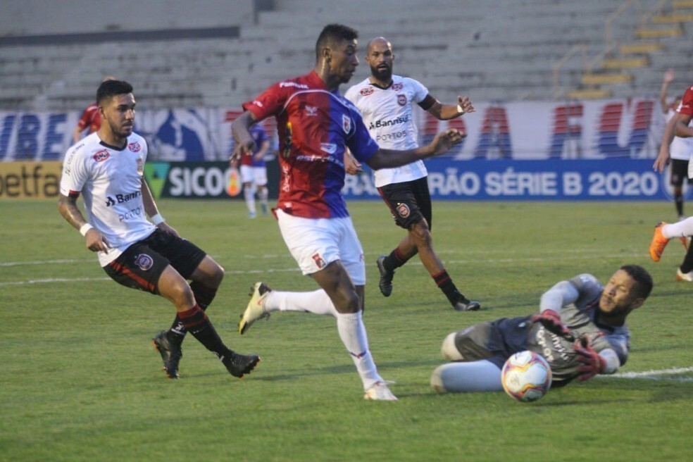 Brasil de Pelotas vence, sobe posições e deixa Paraná colado na Z4 da Série B