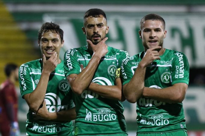 Chapecoense bate Paraná com tranquilidade e retoma a liderança da Série B