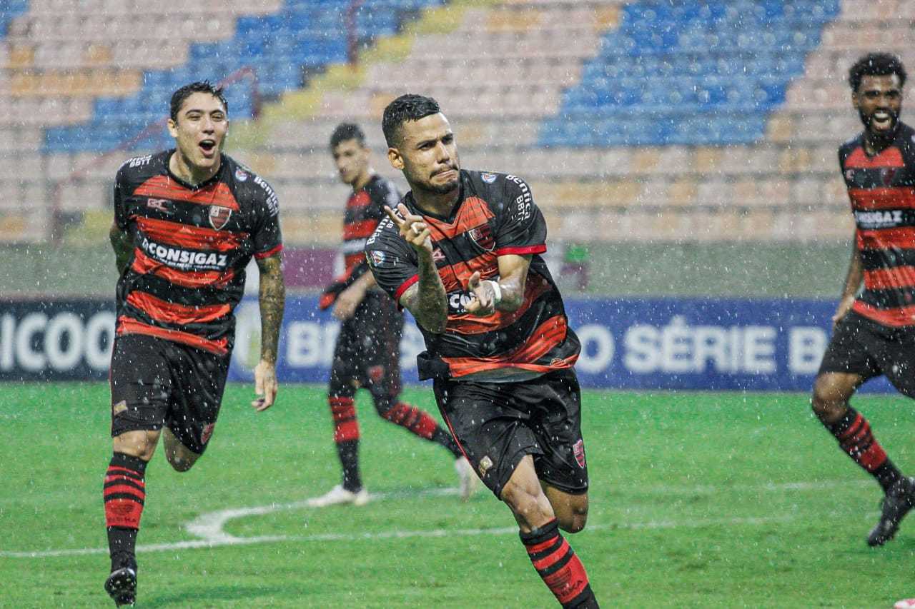 Oeste bate Vitória em casa e ganha chance para respirar no campeonato