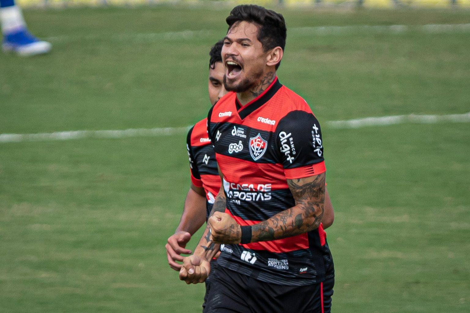 Sempre ele! L&eacute;o Cear&aacute; faz dois, Vit&oacute;ria vence Guarani e sai do Z4 da S&eacute;rie B