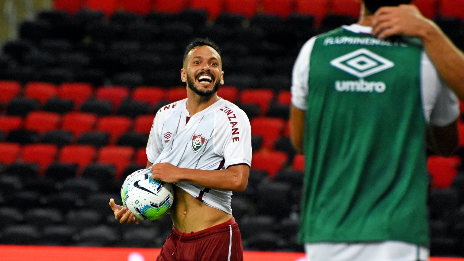 Fluminense vence Flamengo em clássico agitado no Maracanã