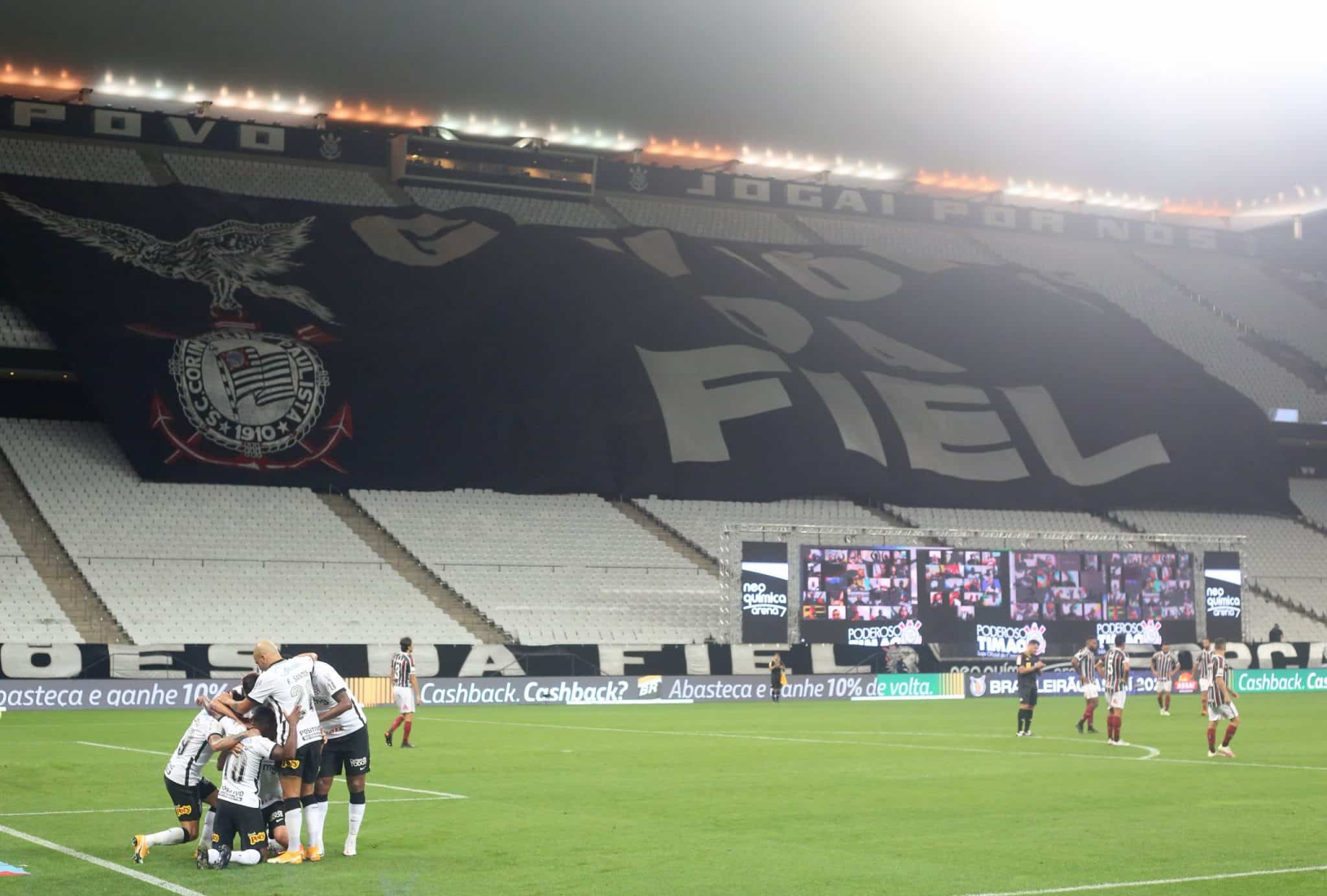 Chocolate! Com gol de Luan, Corinthians goleia Fluminense pelo Brasileirão