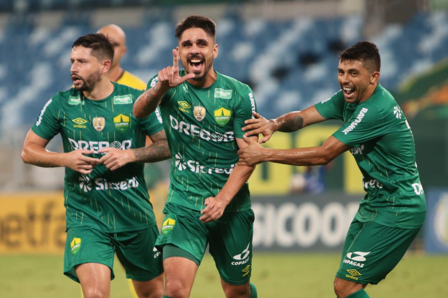 Cuiabá goleia o Guarani e se aproxima do acesso