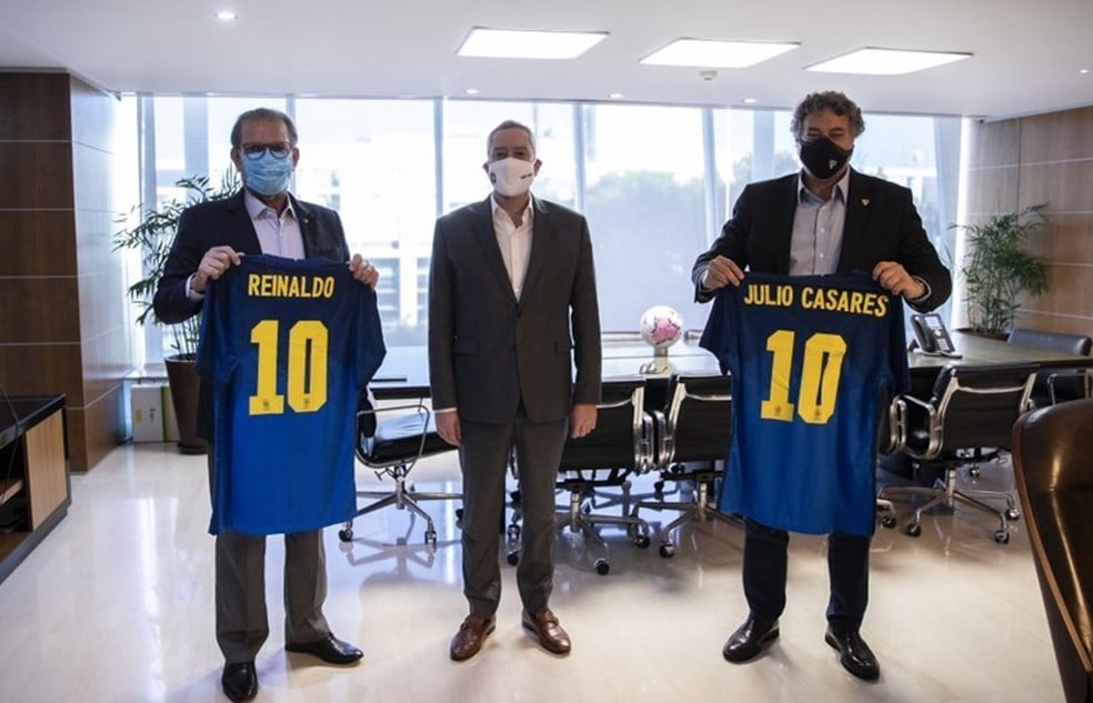 Julio Casares, presidente do São Paulo, se reúne com CBF para discutir melhorias no futebol brasileiro