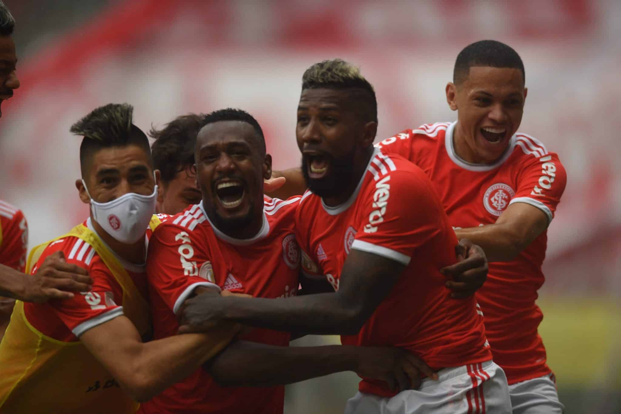 Internacional bate Grêmio, quebra tabu e dispara na liderança do Brasileirão