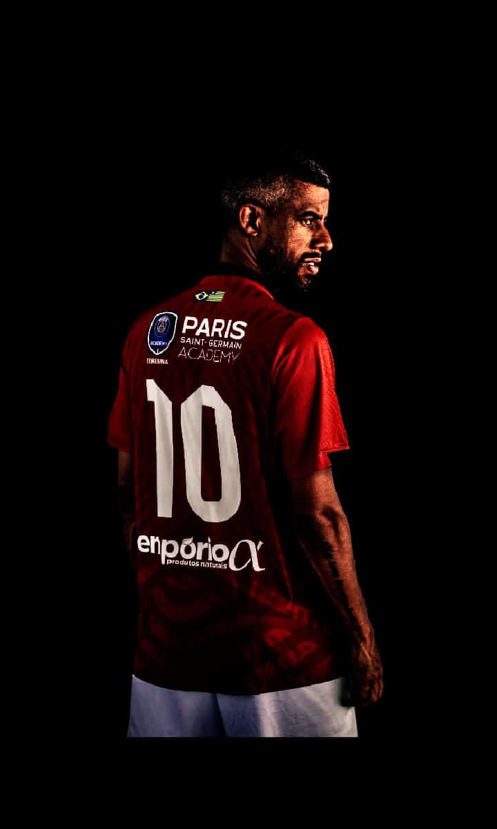 Resenha FC contrata Léo Moura para Libertadores