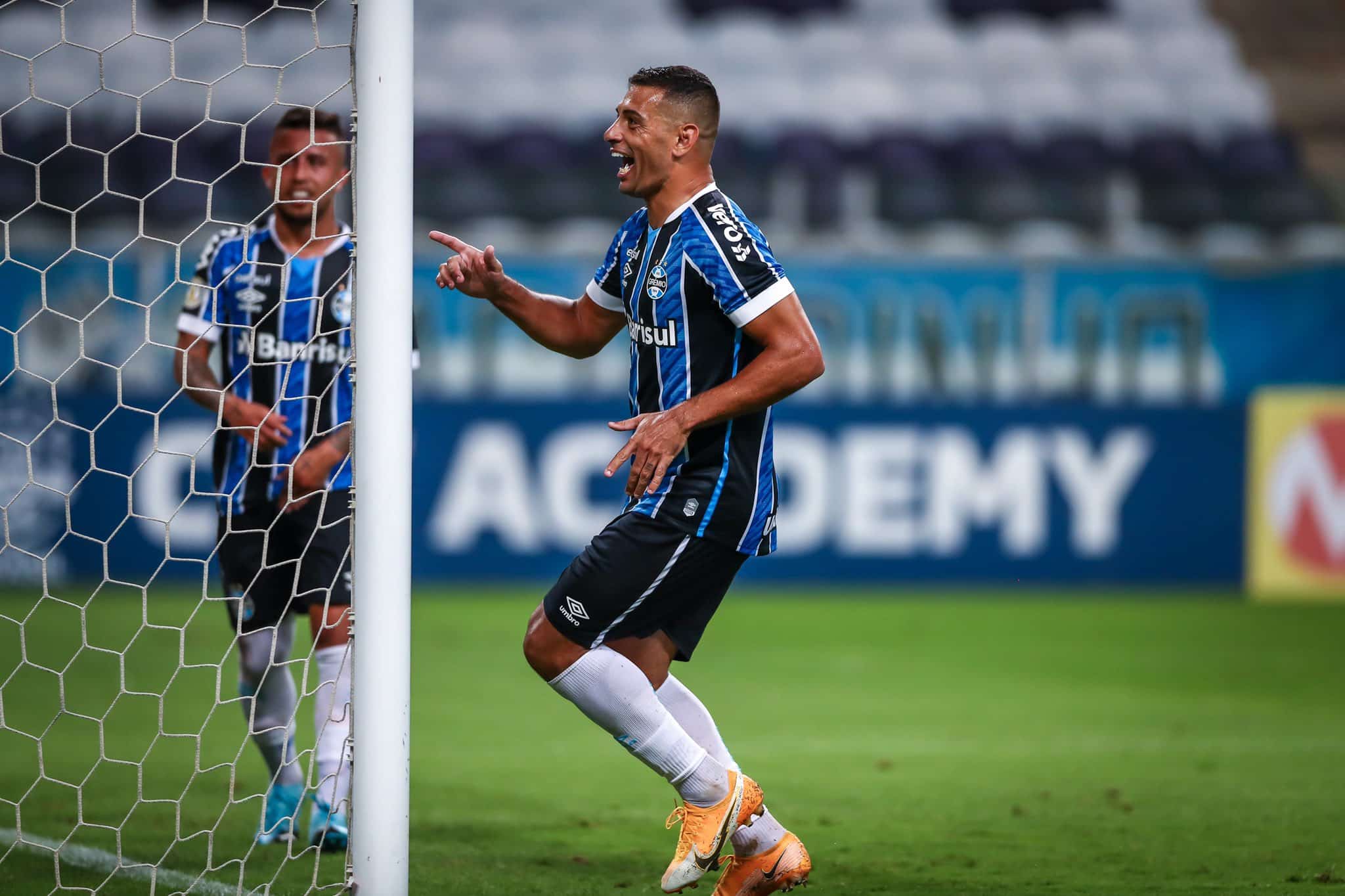 Grêmio vence o Bahia e encosta de vez nos líderes do Brasileirão