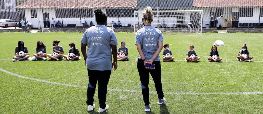 Comandante das Sereias bate papo com meninas de projeto social