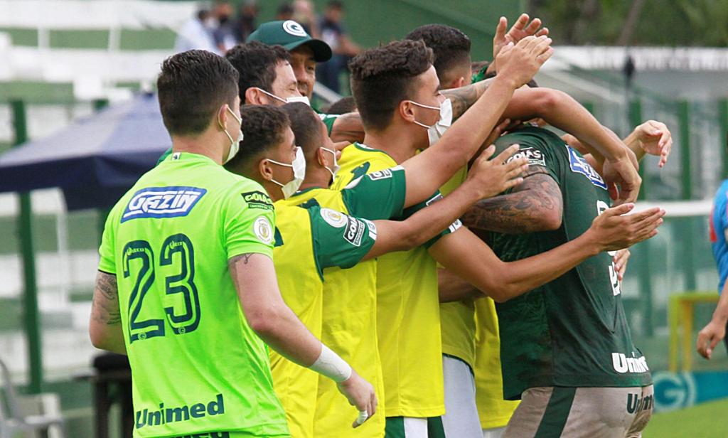 Goiás vence Botafogo e segue vivo na luta pela permanência