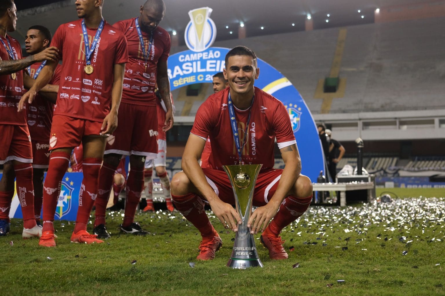 Fora dos planos do Vila Nova, Biancucchi e mais oito jogadores deixam o clube