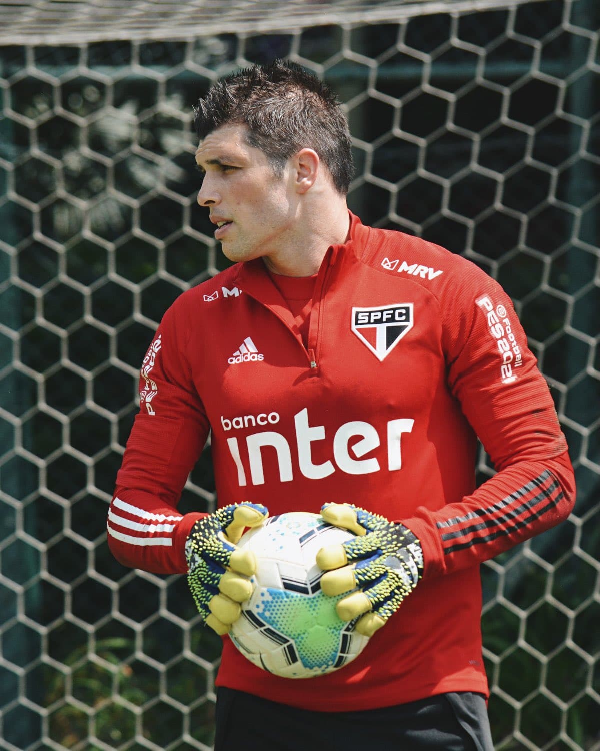 São Paulo: Tiago Volpi volta aos treinos e Brenner se despede