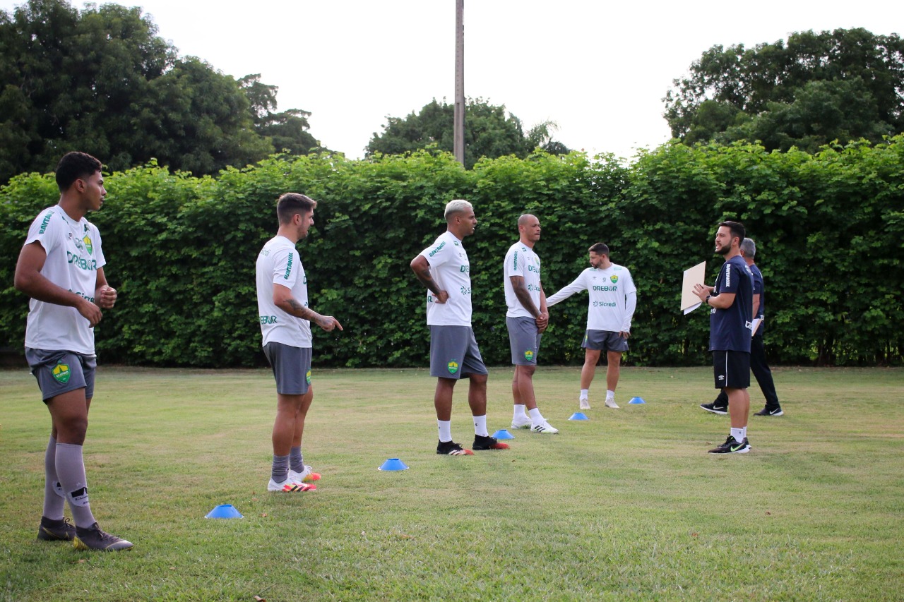 Cuiabá empresta e encerra contrato com atletas
