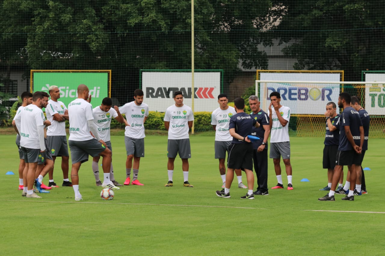 Cuiabá renova com Auremir e segue com treinamento