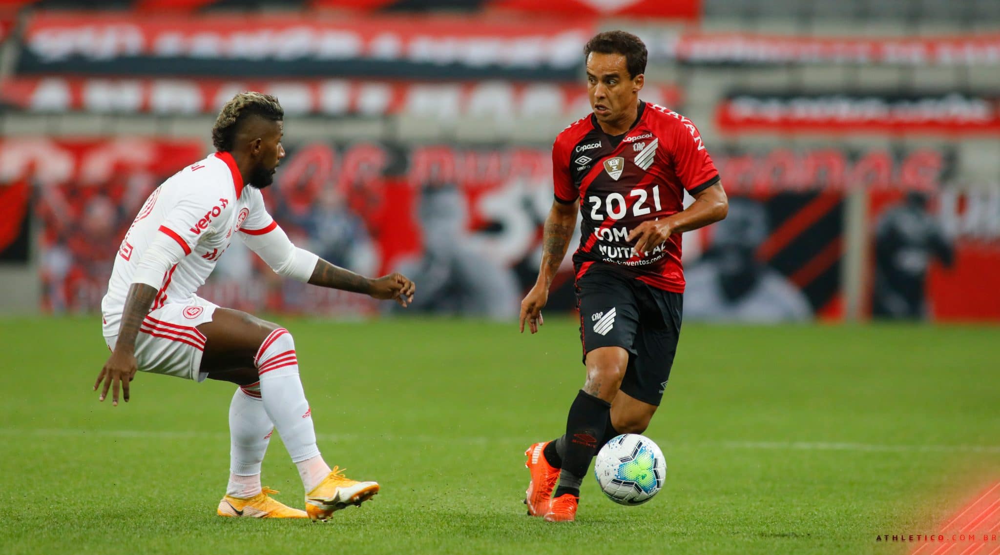 Tudo igual! Athletico-PR e Internacional ficam sem gols e Colorado diminui vantagem na liderança