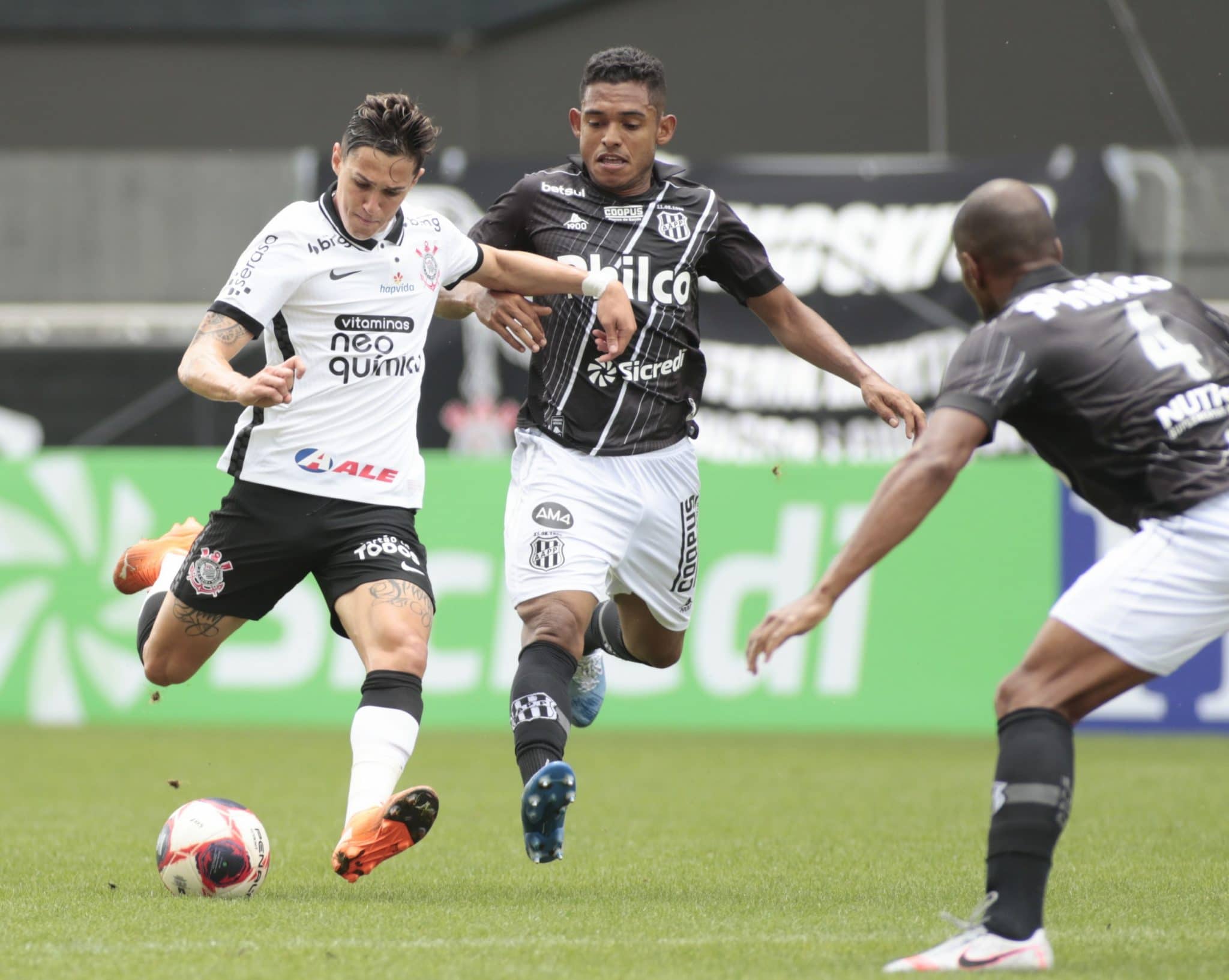 Mateus Vital aprova vitória do Corinthians e comemora sua fase de artilheiro