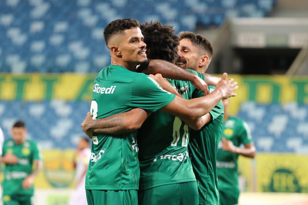 Cuiabá vence Operário-VG e segue líder do Estadual